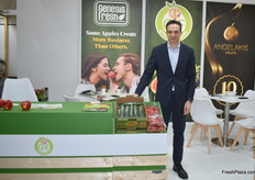 Nick Nafpliotis van Greek & Fresh, met zijn komkommers.