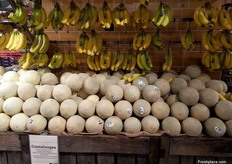 Eigen merk bananen en daaronder Cantaloupe meloenen voor 3,99 per stuk