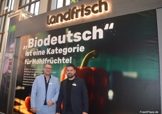Carsten Knodt (Vitarom) en Labinot Elshani (Landfrisch AG) op de stand van de groeiende telerscoöperatie in Bergheim. Het bedrijf kondigde onlangs de ingebruikname van een nieuwe biologische kas in Straelen aan.