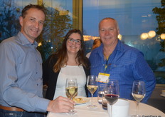 Teler Thomas Wyssa (r) in gesprek met twee collega's van Geiser Agro.