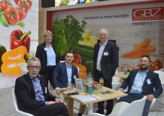 Het team van Gartenbauzentrale Papenburg eG met verkoopmanager Andreas Brinker (2e van rechts). De belangrijkste producten van de Noord-Duitse telerscoöperatie zijn kruiden in potten kruiden in pot, diverse vruchtgroenten en, meer recentelijk, hydrosalades.