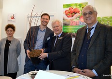 Bij de gezamenlijke stand van Brill Substrate en Kraege: Gerrit Brill, Dr. Ing. Steinmeyer (Brill) met Karsten Pieper en Monika Zanilvicz (Kraege).