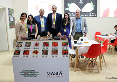 Emco Cal en Masiá Breeding tonen hun aardbeirassen. 


