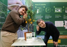 Agronomen Giacomo Anteghini en Prof. Fausto Panizzolo geven op plastische wijze het concept weer waarop PlantVoice is gebaseerd: luisteren naar de behoeften van de plant, rechtstreeks via sensoren die op de plant zijn aangesloten. PlantVoice biedt in feite een geavanceerde oplossing voor precisielandbouw op basis van een biocompatibele sensor die rechtstreeks in de stengel van de plant wordt geplaatst en het sap van de plant in realtime analyseert als een echt 'plantenelektrocardiogram'. Dankzij kunstmatige intelligentie detecteert het systeem waterstress en ziekten in een vroeg stadium, waardoor boeren onmiddellijk kunnen ingrijpen, de gewaskwaliteit kunnen verbeteren en tot 40 procent water en meststoffen kunnen besparen.