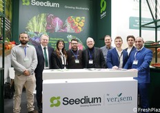 Seedium is een merk van de Verisem Group en heeft meer dan 60 jaar ervaring in de professionele zaadsector. Het is ontstaan uit de fusie van historische bedrijven zoals Olter en Royal Seeds en produceert groente- en peulvruchtenzaden, waarbij de nadruk ligt op de innovatie van Italiaanse ecotypes en kwaliteitsvermeerdering. Afgebeeld, van links: Riccardo Giacometti (Seedium), Viggo J. (Verisem), Elisa Bianchi (Suba), Arcangelo Ambrosio (Seedium), Stefano Motton (Seedium), Fredric Castoro (Verisem), Leonardo Urbini (Suba), Lorenzo Gobbi (Verisem) en Giovanni Incardona (Seedium voor Sicilië).