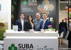 Seedium is het nieuwe merk van de Verisem Groep gewijd aan professionele zaden. Het wordt beheerd door Verisem Italia en opereert onder de leiding en coördinatie van Suba Seeds S.p.a., waarmee het commerciële strategieën en tentoonstellingsruimte deelt, zoals de gezamenlijke stand in Berlijn. Op de foto: Lorenzo Gobbi (Verisem), Elisa Bianchi (Suba), Fredric Castoro (Verisem) en Leonardo Urbini (Suba).