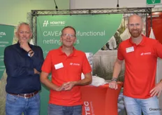 Marco Anneveldt, Paul van der Zwan en Daniël de Vries van Howitec gingen op de foto na het geven van uitleg aan een klant over net- en gaasoplossingen en het uitdelen van een sample.