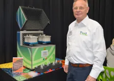 Rob Lesscher van TeaL naast de Seedshaker Duo. De machine is volgens Rob ‘een hit in de markt’ omdat bedrijven op zoek zijn naar een alternatief voor bestaande technieken. Gebruik van de machine levert een arbeidsbesparing op en materiaal om daarna DNA-extractie mee te doen.