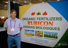 Adrian Canan (Rubicon Organic Fertilizers) bracht biologische meststoffen mee naar de beurs. Naast producten voor de consumentenmarkt zet het bedrijf tegenwoordig ook in op verkoop aan professionele telers.