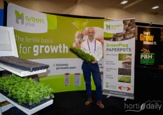 Onno Boeren (Green Products) met een tray vol paperpots.