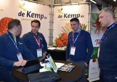Ronnie Kersten en Bram van Asseldonk van de Kemp plantenkwekerij.