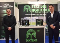 Eduardo Pool en Enrique Munoz van Textiles Agricolas met hun netten voor oogst- en kasfolies
