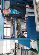 Marinus de Ronde is de eigenaar van Frisk-en Fruktergard. Hier staat hij bij de allernieuwste machine die plantjes in trays zet.