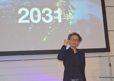 Ben van der Burg voelt zich, als tuinderszoon, nog altijd verbonden met de glastuinbouw. Hij gaf een energieke presentatie voorafgaand aan de workshops.