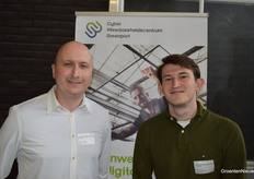 Bert Feskens en Paul Coumand van het Cyberweerbaarheidscentrum Greenport. Bedrijven zijn op veel verschillende manieren digitaal verbonden met andere ketenpartijen en toeleveranciers. Zorgen voor veiligheid is dus een gezamenlijke opgave; het vraagt een ketenaanpak. Die aanpak is het Cyberweerbaarheidscentrum Greenport: een gezamenlijk loket voor digitale veiligheid voor bedrijven in het tuinbouwcluster, zoals productiebedrijven, veredelaars, handel en toelevering.