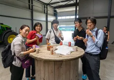 Mio Ariga & Mio Tanaka, Delphy, eten wat aardbeien met bezoekers van de tour