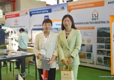 Youyou Zhu van Defeng Mechanical en Alice Pan van Shandong Glass Tech Industrial