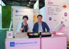 Winna Chen en Winner Au van APT Electronics.