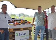 William van der Riet en Marcel van Kester van Axia Vegetable Seeds met teler Rob Oosterom van Kwekerij Lijntje