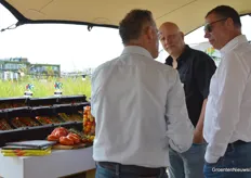 William van Axia praat Johan Valentijn en Marco Toussaint van Oxin Growers bij over het assortiment met daarin ook XR-ToBRFV-resistente tomatenrassen