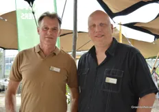 Peter Strijbos en Johan Valentijn van de kwaliteitsdienst van Oxin Growers