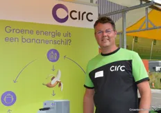 Een enkele bananenschil levert genoeg biogas op om 20 minuten op te koken. Circ Energy weet hoe je van een bananenschil of andere AGF-reststroom energie kunt maken. Rezja Blaas ging op de foto.