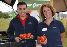 Lotfi Bani en Brigitte van der Steen van Syngenta met de rode paprika PR11592 en tomatenras TIAC22-0001