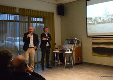 Gerard van den Bos en Aris van Daalen van BosDaalen speelden een quizje met historische foto's.