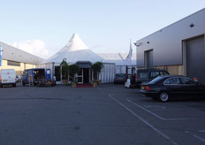 De feesttent was tussen de loodsen in gebouwd.
