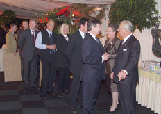 Een enorme rij wacht om Jan en zijn vrouw Ineke de hand te schudden.