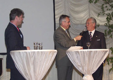 "Andries Knevel nam een interview af met Hans en Jan van den Heuvel. Andries begon zijn toespraak dat hij 's avonds een interview zou hebben met Fortuyn en Balkende. Hij vroeg zich af wat de overeenkomst tussen Pim en Jan is. Na zijn oor te luister gelegd te hebben bij het publiek kwam hij tot de conclusie: "Zij willen allebei gelijk hebben". Tijdens het interview bleek dat beiden wel aan elkaar gewaagd zijn."