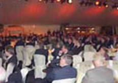 Honderden mensen luisteren naar Piet Blankendaal. Jan's secretaresse Annemieke Pronk dat zij een 1 jaar geleden al gestart was met de voorbereidingen van het feest. Zoals u op de foto ziet waren er honderden genodigden. Vrijdagavond was er groot feest geweest voor het personeel en hun familie. Met de opbouw van de tent was maandag al gestart.