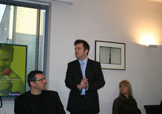 Marketing manager Jan Engelen tijdens de persconferentie voorafgaand aan het daadwerkelijk veilen van de eerste aardbeien van het seizoen.