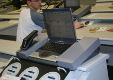 In de veilinghal van Veiling Hoogstraten. Er wordt vandaag de dag ook steeds meer vanaf afstand geboden. Kopers kunnen vanuit huis een bod uitbrengen, maar er is ook een verbinden met andere veilingen.