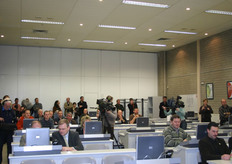 Veel belangstelling van onder andere de media voor het veilen van de eerste aardbeien van het seizoen.