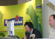 Links directeur Gaston Opdekamp van Veiling Hoogstraten met op de achtergrond de nieuwe campagne.