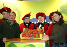 Poseren met de zojuist voor € 4000 aan Delhaize verkochte aardbeien.