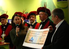 Veiling Hoogstraten verdubbelde de opbrengst en schonk de € 8000 vervolgens aan de Cliniclowns.