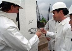 Voordat de duizendste paal werd geslagen, werd deze eerst gesigneerd door alle aandeelhouders van GreenPack.