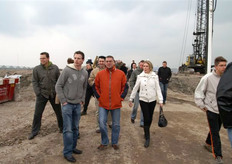 Na het slaan van de duizendste paal gingen de aanwezigen terug naar De Lier voor een informeel samenzijn.