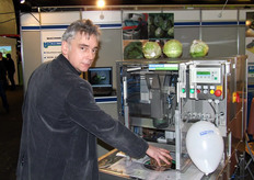 Directeur Ron van de Pavert van Brimapack demonstreert vol trots zijn nieuwe verpakkingsmachine voor ijsbergsla en andere koolsoorten