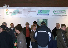 Een gezellige drukte bij de stand van Van Iperen, Agrocom, Windhorst en Van der Maart.