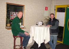 Jos Houben verwelkomt Jack van Enckevort bij de ingang.