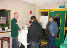 Mts Martens tekent het gastenboek