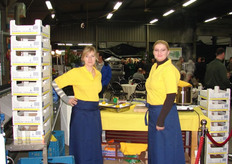 De damens van Hermans Suikermais serveren stukjes mais