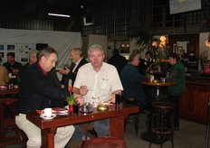 Dennis Harper en John Hogan van Dublin Meath Growers laten het zich goed smaken