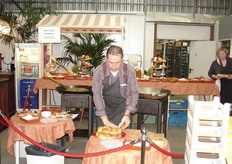 Ans en Freddie van catering de Zwerfkei verzorgen het wokgerecht