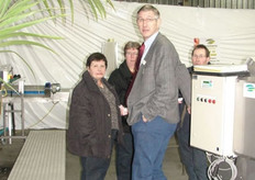 Piet Peeters van de Vohamij geeft familie Aendekerk uitleg over de aspergediktesorteerder