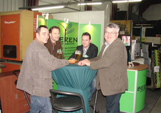 Gezelligheid op de stand van Beeren Plant Products met het bier van hier