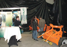 Paul Leyser bekijkt de Acker aspergefrezen terwijl Benjamin Loher nog aan het bellen is.